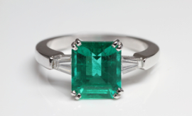 Klassieke ring met smaragd