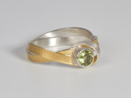 Manu Schmuck ring met groene peridot steen