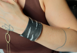 Carbon armband met bladzilver