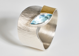 Manu Schmuck ring met Swiss blue topaas (licht blauw)