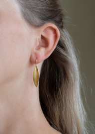 Deco Echo smal vergulde blad oorbellen (S)