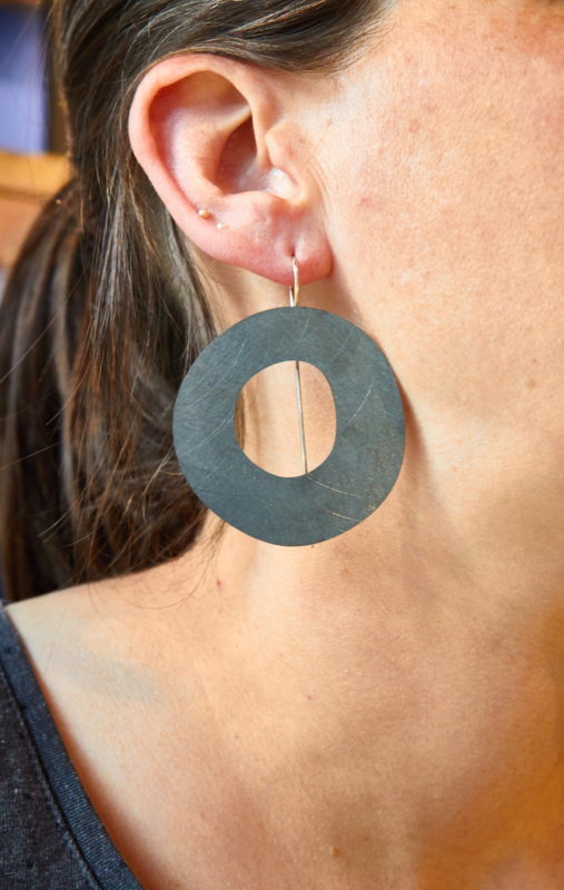 Ijver blad Gewoon Deco Echo zwart zilveren oorbellen | Oorsieraden onder het oor (  hangoorbellen ) | Goldline