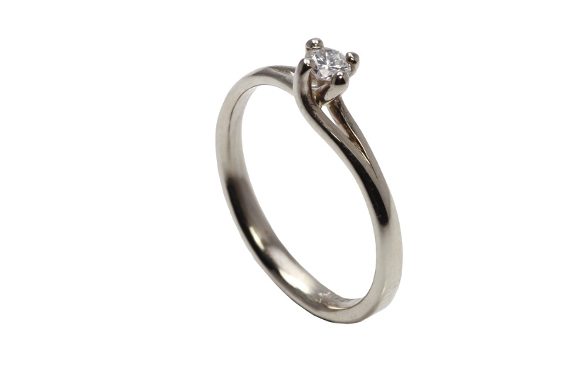 Engagement ring in white gold