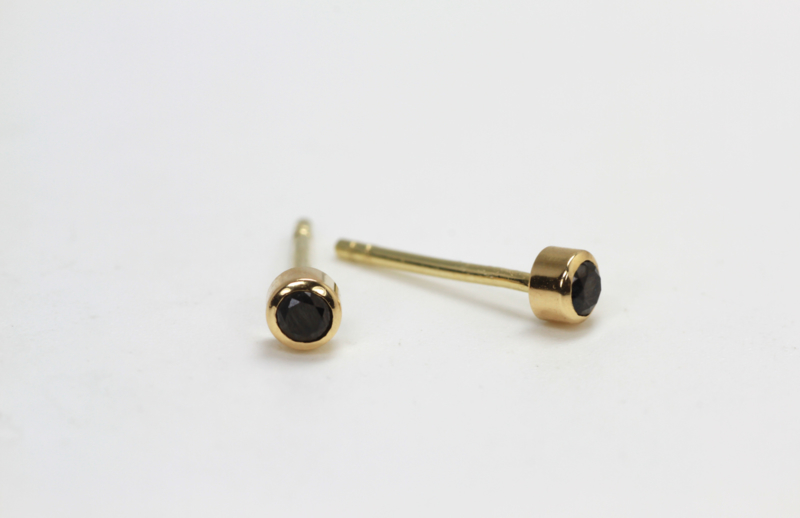 pit Oh Pat Gouden oorknopjes met zwarte diamant | Oorsieraden op het oor ( knopjes ) |  Goldline