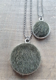 Fluffy Vacht Ketting/Bedel Armygroen  [7036]