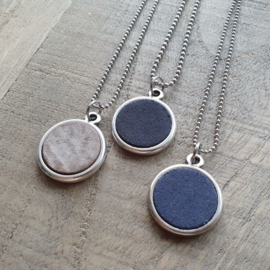 Donkerblauw Suede Bedel/Ketting Medium  [2998]