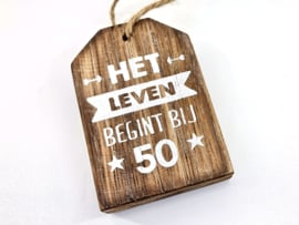 Hanger label 9x6cm 'het leven begint bij 50' natural