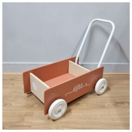 Donker Abrikoos loopwagen met naam | Kids Concept Wandelwagentje