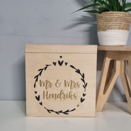 Houten Enveloppenkist met naam en bloemenkrans | Enveloppenkist bruiloft | Huwelijks cadeau Circle of Love