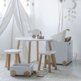 Wit houten tafel met twee krukjes | Set krukjes en tafeltje