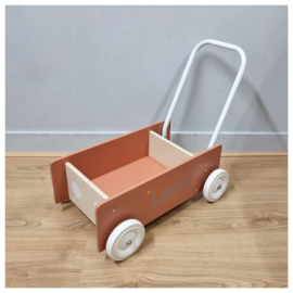 Donker Abrikoos loopwagen met naam | Kids Concept Wandelwagentje