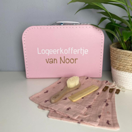 Logeerkoffertje met inhoud | Kraampakket "uit logeren" Roze