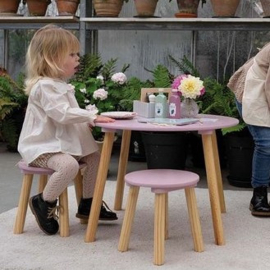 Roze houten tafel met twee krukjes | Set krukjes en tafeltje