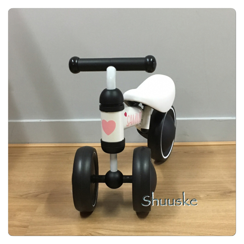 Houten baby loopfiets met naam origineel kraamcadeau shuuske.nl