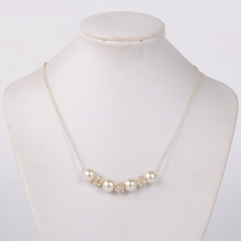 Kort collier met glasparels en kristallen bollen