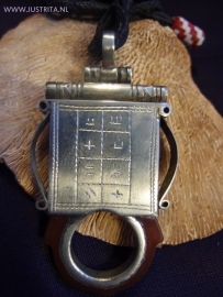T 48 Toeareg amulet met carneool / Tuareg amulet with carnelean