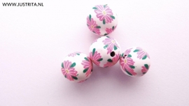 Handgemaakte Fimo kraal wit met roze bloem 10 mm (10 stuks)