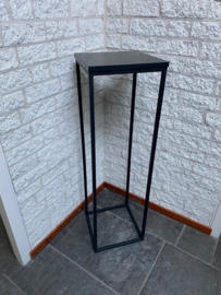 plantentafel/zuil metaal kleur zwart houten bovenblad zwart 30x30x100 cm