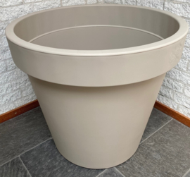 In & Out Deco Bloempot taupe doorsnede 80 cm 90% gerecycled kunststof