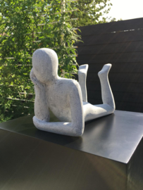 Sculptuur man zandsteen liggend voor binnen en buiten