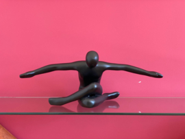Sculptuur man fiberstone gespreide armen mat zwart voor binnen of buiten