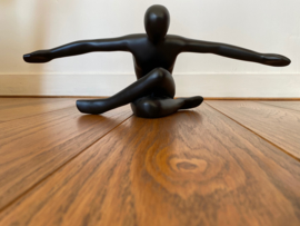 Sculptuur man fiberstone gespreide armen mat zwart voor binnen of buiten