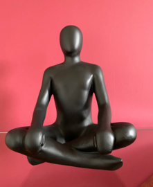 Sculptuur man zittend fiberstone voor binnen en buiten