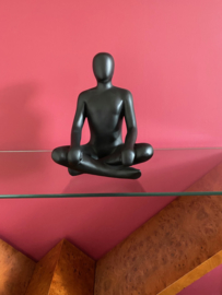 Sculptuur man zittend fiberstone voor binnen en buiten