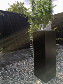 Sculptuur man zandsteen liggend voor binnen en buiten