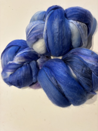 Shawl pakket margilan nummer 5 blauw vleugje lila tinten: zelfgeverfde margilan zijde 250x 45 cm en 2,5 meter zelfgerfde wol met 50% zijde