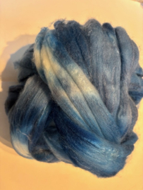 Zelf geverfde merinowol met zijde, nummer 53 blauw tinten, per 50 gram