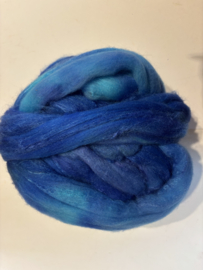 Zelf geverfde merinowol met zijde, nummer 117 blauw  turquoise tinten, per 50 gram