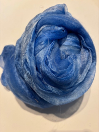Shawl pakket margilan nummer 17 licht blauw tinten: 2,5 meter zelfgeverfde wol met 50% zijde, met 250x 45 cm margilan zijde