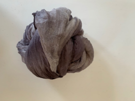 Shawl pakket margilan nummer 23 grijs zwart tinten: 2,5 meter zelfgeverfde wol met 50% zijde, en 250x 45 cm margilan zijde