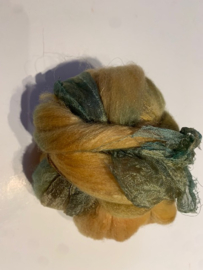 Shawl pakket margilan nummer 15 goud groen tinten: 2,5 meter zelfgeverfde wol met 50% zijde, en  250x 45 cm margilan zijde