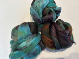 Shawl pakket margilan nummer 2 noorderlicht tinten: zelfgeverfde margilan zijde 250x 45 cm en 2,5 meter zelfgeverfde wol met 50% zijde