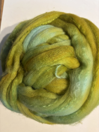 Zelf geverfde merinowol met zijde, nummer 57 groen mint tinten, per  50gram