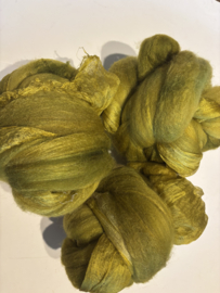 Shawl pakket margilan nummer 22 groen tinten, zelfgeverfde margilan zijde 250x 45 cm en 2,5 meter zelfgeverfde wol met 50% zijde