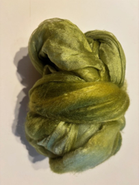 Shawl pakket margilan nummer 19 lente groen tinten: zelfgeverfde margilan zijde 250x 45 cm en 2,5 meter zelfgeverfde wol met 50% zijde