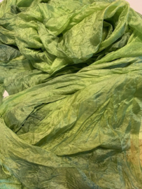 Gaas zijde uit Oezbekistan zijde , zelf geverfd, groen tinten nummer 9 (kwaliteit tussen chiffon en ponge) 90 breed prijs per 50 cm