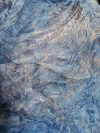 Margilan / gaas kant zijde / Oezbekistan zijde, nummer 40 zacht blauw  vleugje rosé tinten, zelf geverfd 90 breed prijs per 50 cm
