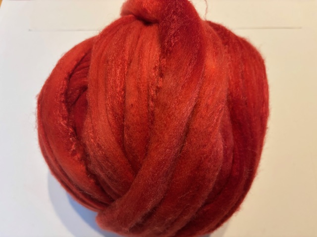 Zelf geverfde merinowol met zijde, nummer 5 rood tinten, per 50 gram