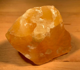 Oranje calciet ruw, nummer 7, 79 gram