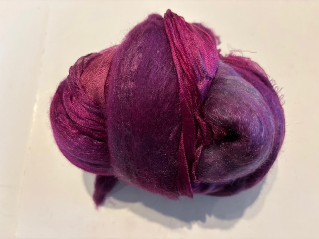 Shawl pakket  margilan nummer 3 fuchsia tinten: zelfgeverfde margilan zijde 250x 45 cm en 2,5 meter zelfgeverfde wol met 50% zijde