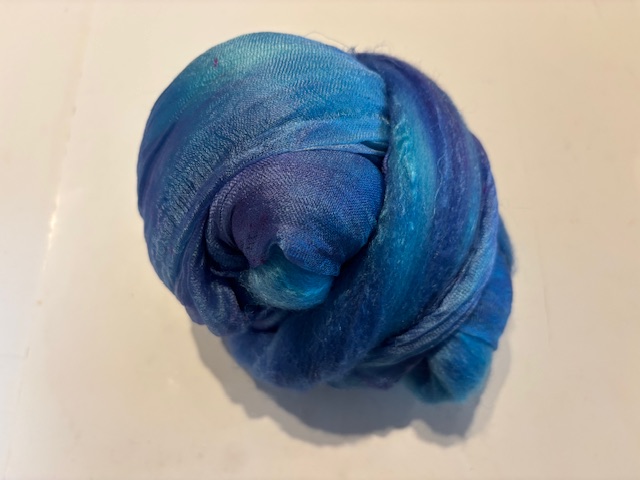 Shawl pakket margilan nummer 9 licht blauw lila  zelfgeverfde margilan zijde 250x 45 cm en 2,5 meter zelfgeverfde wol met 50% zijde