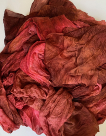 Gaas zijde uit Oezbekistan zijde , zelf geverfd, rood rose  tinten nummer 7 (kwaliteit tussen chiffon en ponge) 90 breed prijs per 50 cm