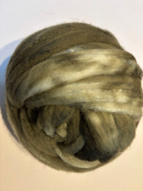 Zelf geverfde merinowol met zijde, nummer 9 olijf mint tinten, per 50 gram