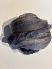 Shawl pakket margilan nummer 1 licht grijs tinten: 2,5 meter zelfgeverfde wol met 50% zijde  250x 45 cm margilan zijde