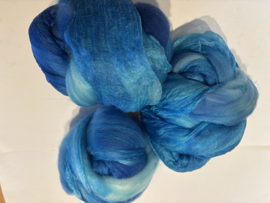 Shawl pakket margilan nummer 15 turquoise/blauw: 2,5 meter zelfgeverfde wol met 50% zijde, en  250x 45 cm margilan zijde