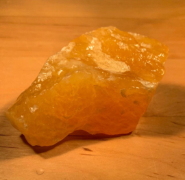Oranje calciet ruw, nummer 6, 77 gram